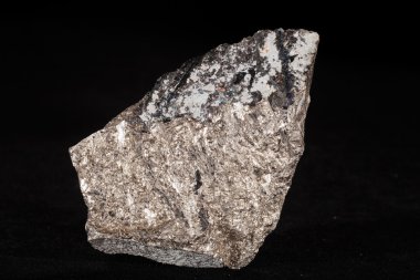 Siyah arkaplanda arsenopyrite minerali