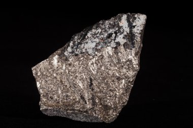 Siyah arkaplanda arsenopyrite minerali