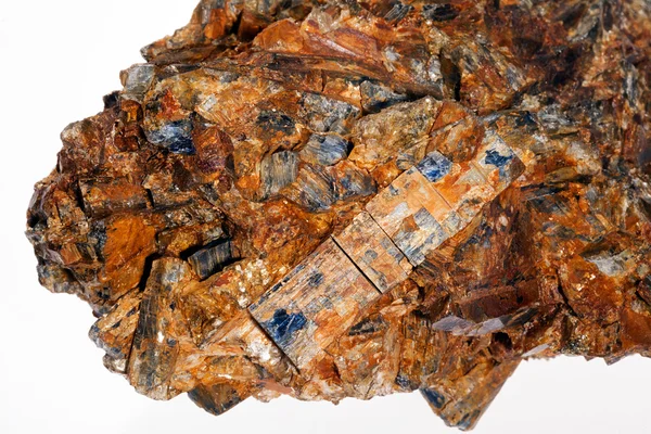 Kyanit Disten Mineral Mit Granaten Auf Weißem Hintergrund — Stockfoto