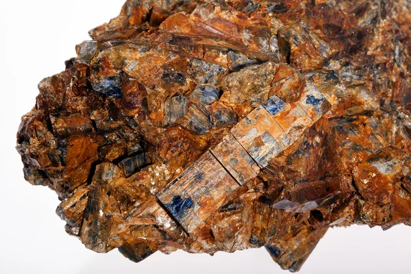 Kyanite Минерал Disten Гранатами Белом Фоне — стоковое фото