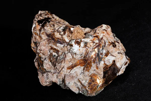 Minerał Astrofilny Czarnym Tle — Zdjęcie stockowe