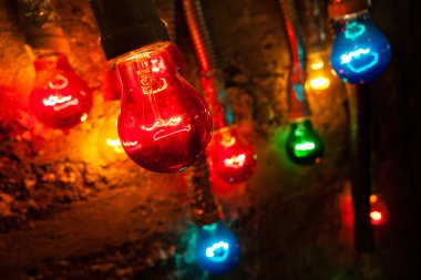 Koyu arkaplanda ampul rengi, alanın derinliğine dikkat edin