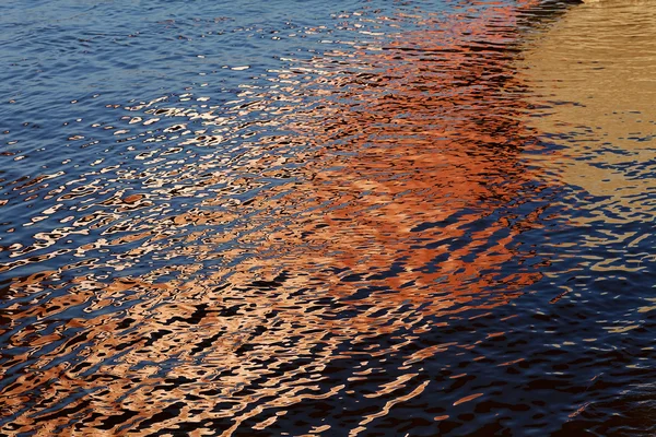 Lichtreflexionen Auf Der Wasseroberfläche Für Verschwommenen Hintergrund — Stockfoto