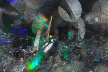 Bulanık arkaplan için koyu arkaplanda sabun baloncuklarının soyutlanması