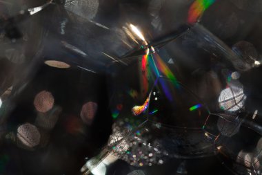 Bulanık arkaplan için koyu arkaplanda sabun baloncuklarının soyutlanması