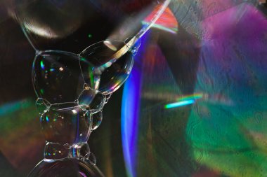 Bulanık arkaplan için koyu arkaplanda sabun baloncuklarının soyutlanması