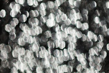 Bulanık arkaplan için koyu arkaplan üzerindeki soyut beyaz ışık