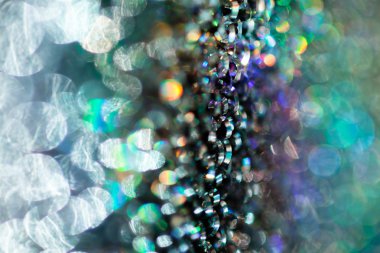 Sert metal yüzeyinde bulanık arkaplan için ışık çoklu renginin yansımaları