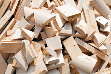 Yığının içindeki ahşap kütükler, derin alan derinliğine dikkat edin.