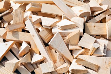 Yığının içindeki ahşap kütükler, derin alan derinliğine dikkat edin.