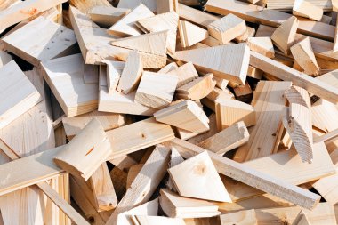 Yığının içindeki ahşap kütükler, derin alan derinliğine dikkat edin.