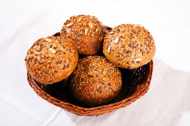 Beyaz arka planda tohumlu çörekler, alanın sığ derinliğine dikkat edin.