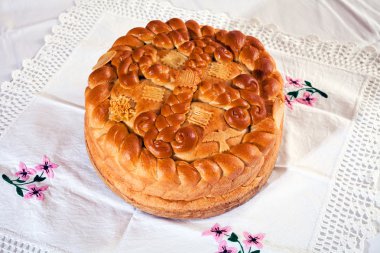 Dantel kumaşın üzerinde geleneksel Ortodoks pastası