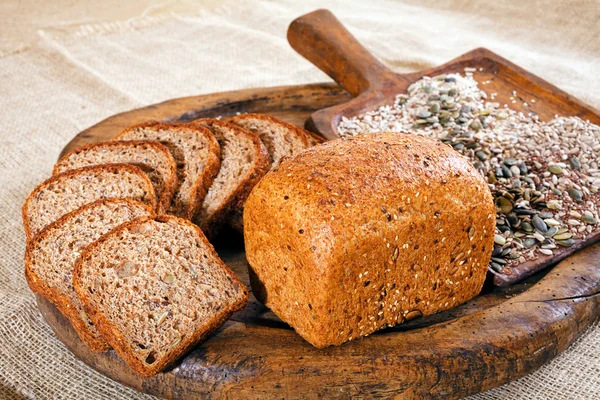 Brot Und Brotscheiben Mit Samen Auf Dem Holzbrett Flache Schärfentiefe — Stockfoto
