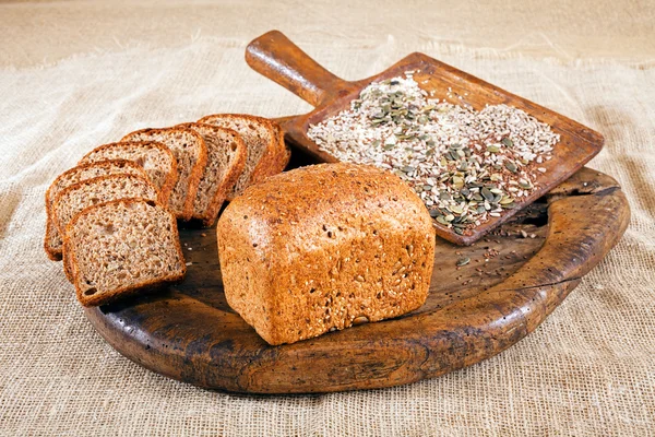 Brood Sneetjes Brood Met Zaden Houten Plank Ondiepe Velddiepte Noteren — Stockfoto