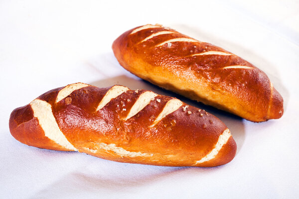 Баварские рулоны на белом фоне
