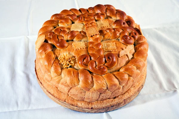 Dantel Kumaşın Üzerinde Geleneksel Ortodoks Pastası — Stok fotoğraf