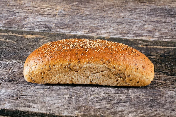 Brot Mit Samen Auf Der Holzplanke — Stockfoto