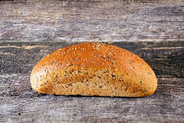 Brot Mit Samen Auf Der Holzplanke — Stockfoto
