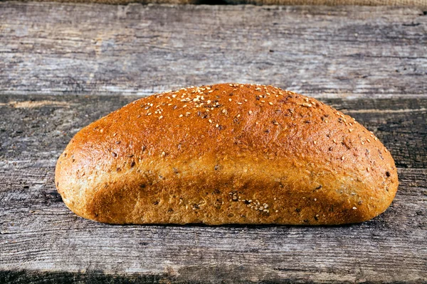 Pane Con Semi Sulla Tavola Legno — Foto Stock