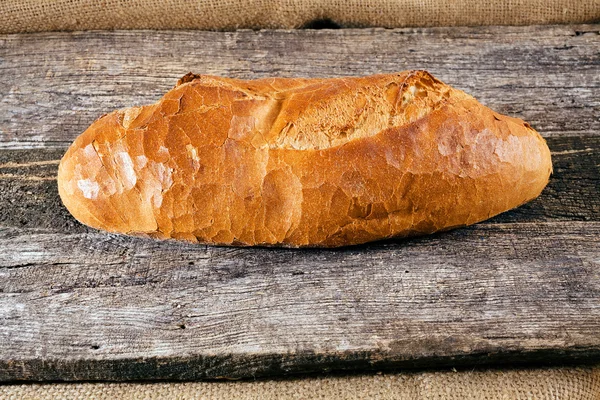 Frisch Gebackenes Hausgemachtes Brot Auf Der Holzplanke — Stockfoto