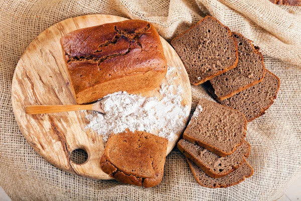 Versierd Met Volkorenbrood Houten Plank Ondiepe Velddiepte Noteren — Stockfoto