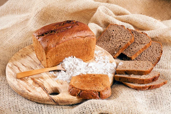 Decorated Wholemeal Bread Wooden Board Note Shallow Depth Field — Stock Photo, Image