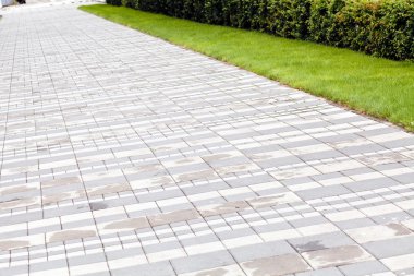 Asfaltlı gezinti güvertesi, alanın sığ derinliğine dikkat edin