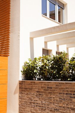 büyük jardiniera tuğla ile süs bush önde bina, Not shalow derinlik-in tarla