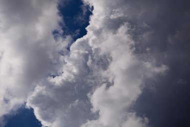 bulutlar fırtına öncesi sessizlik