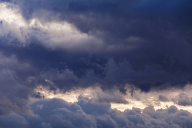 bulutlar fırtına öncesi sessizlik