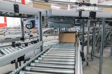 Bir lojistik deposunda ambalaj hattı. Modern üretim hattında taşıma bandı