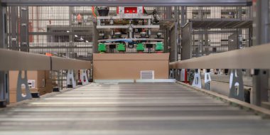 Bir lojistik deposunda ambalaj hattı. Modern üretim hattında taşıma bandı