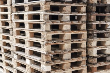 Bir yığın palet. malların taşınması