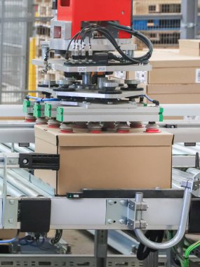 Bir lojistik deposunda ambalaj hattı. Modern bir taşıma bandı