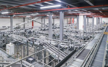 Bir lojistik deposunda ambalaj hattı. Modern bir taşıma bandı