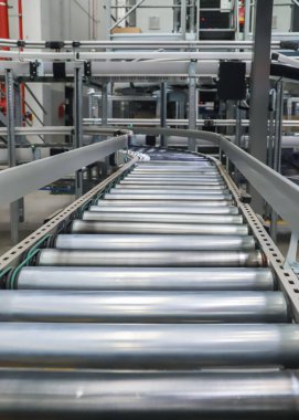 Bir lojistik deposunda ambalaj hattı. Modern üretim hattında taşıma bandı