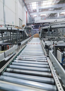 Bir lojistik deposunda ambalaj hattı. Modern bir taşıma bandı