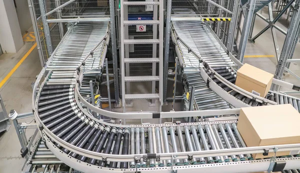 Bir lojistik deposunda ambalaj hattı. Modern bir taşıma bandı