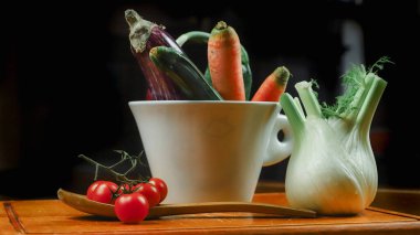 Siyah arkaplanı olan bir masada karışık sebzeler