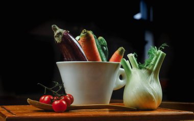 Siyah arkaplanı olan bir masada karışık sebzeler