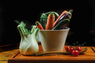 Siyah arkaplanı olan bir masada karışık sebzeler