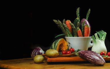 Siyah arkaplanı olan bir masada karışık sebzeler