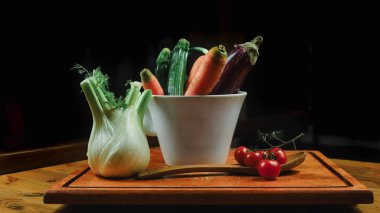 Siyah arkaplanı olan bir masada karışık sebzeler