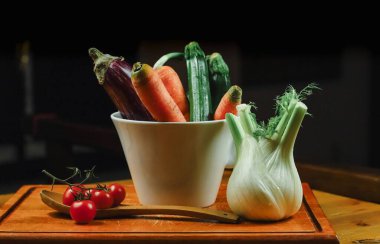 Siyah arkaplanı olan bir masada karışık sebzeler