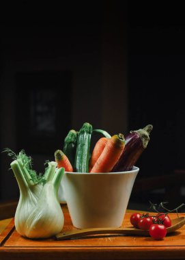 Siyah arkaplanı olan bir masada karışık sebzeler