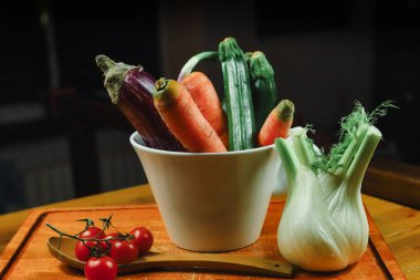 Siyah arkaplanı olan bir masada karışık sebzeler