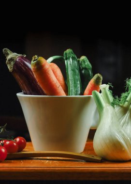 Siyah arkaplanı olan bir masada karışık sebzeler