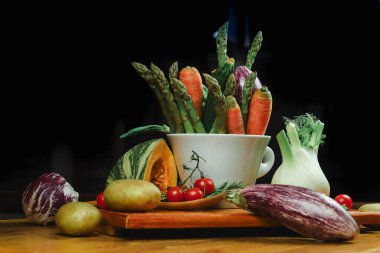 Siyah arkaplanı olan bir masada karışık sebzeler