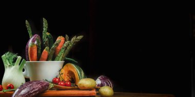 Siyah arkaplanı olan bir masada karışık sebzeler